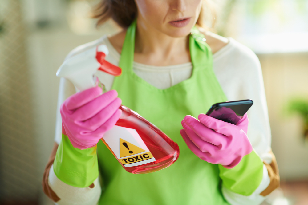 closeup,on,woman,in,green,apron,and,pink,rubber,gloves